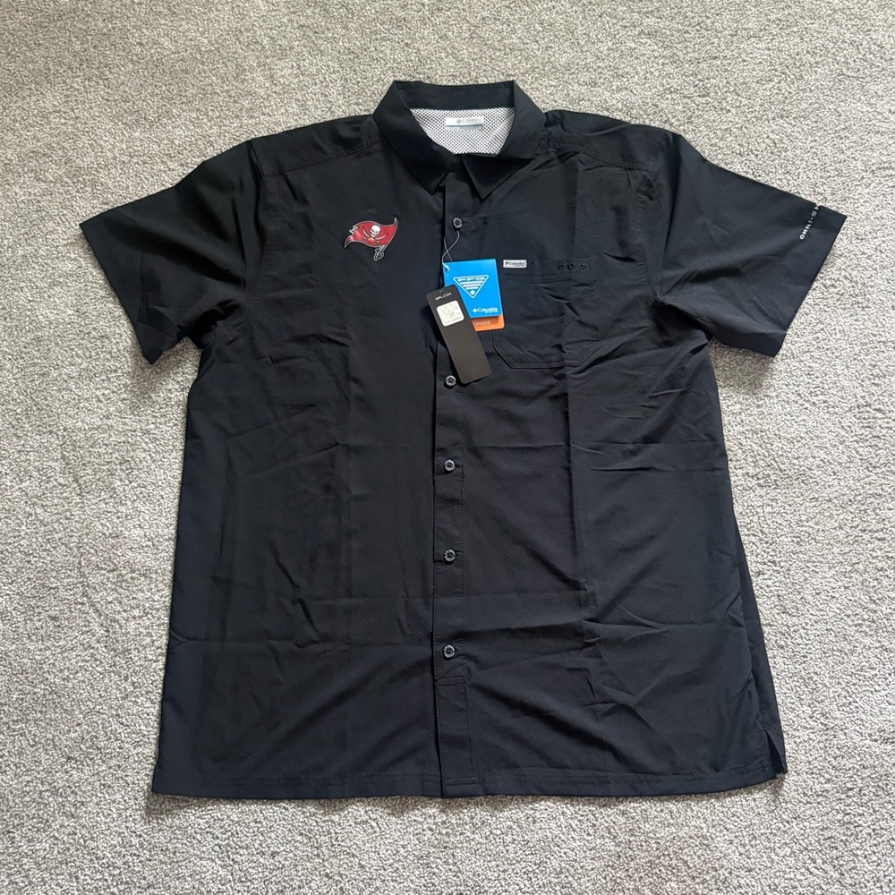 NWT Columbia Tampa Bat Buccaneers Button Down L